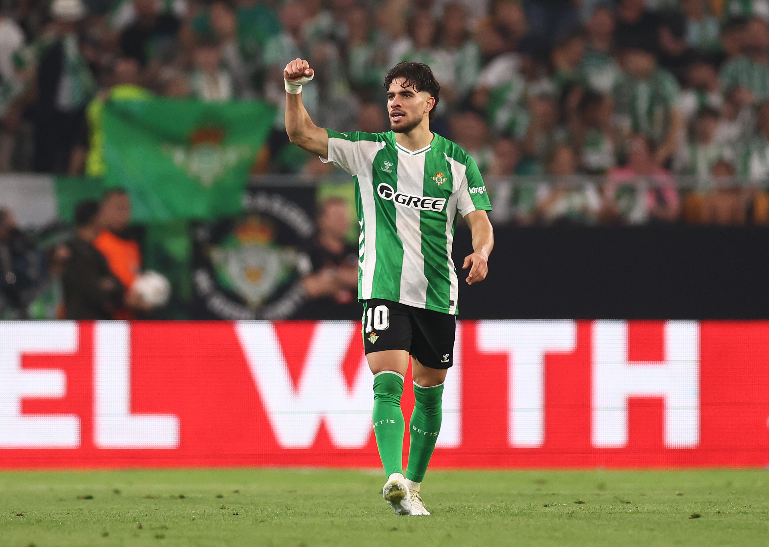 Roma Eye Sporting CP Wing-Back and Real Betis Forward in January Hunt