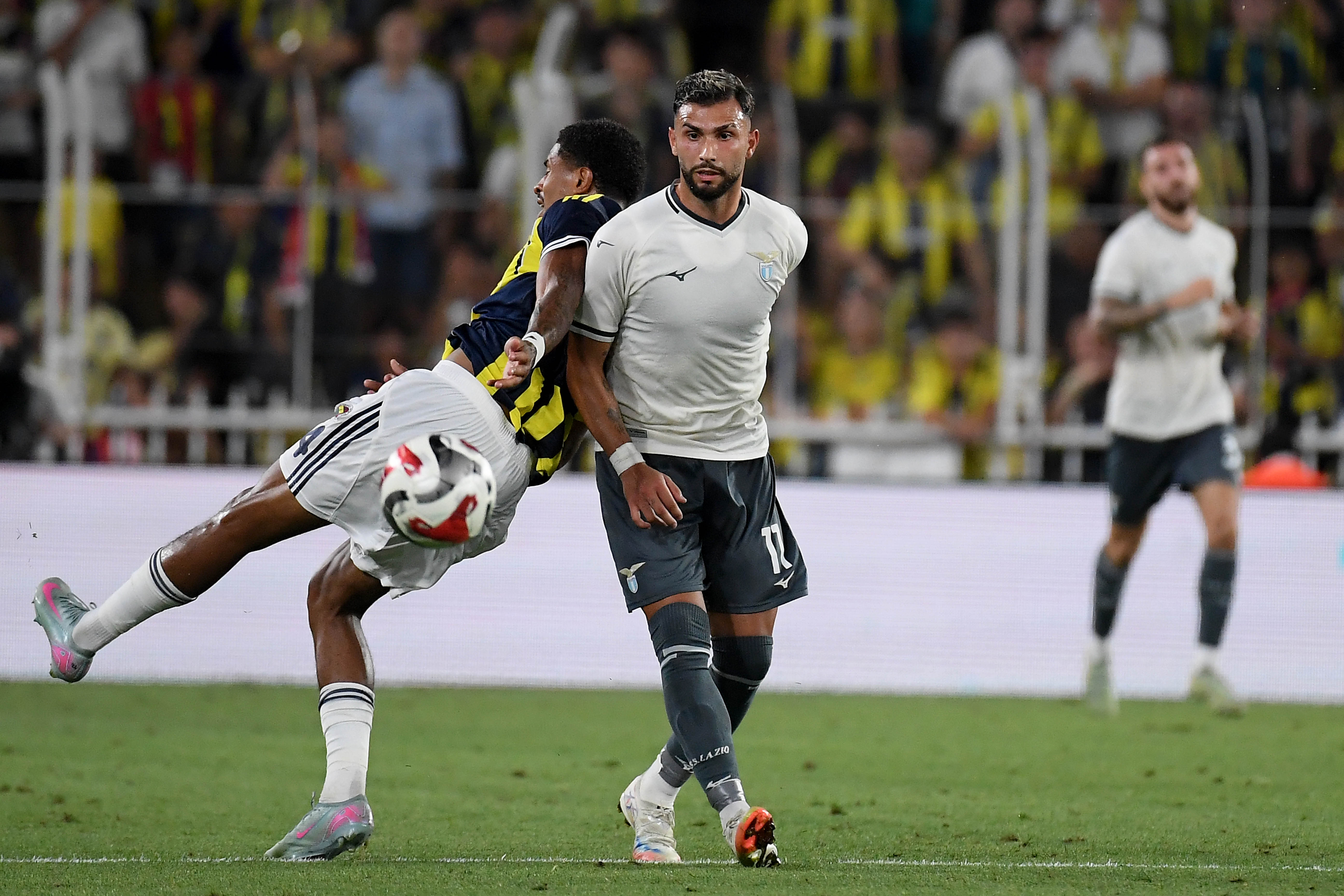 Roma Finalizing Loan Deal for Fenerbahce Fullback Jayden Oosterwolde