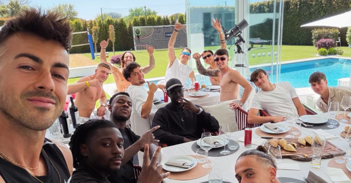 Roma train and relax on May 1st with poolside kickabout at Trigoria