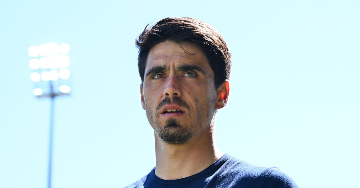 Parma boss Cuesta protests refereeing decisions in Roma loss