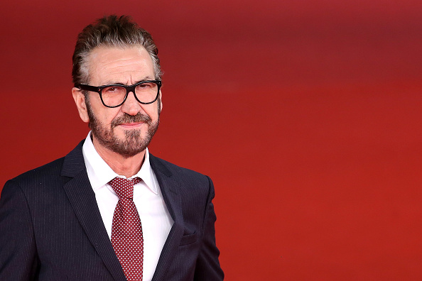 Giallini on balancing set filming with Roma matches, and the Perfetti sconosciuti anecdote