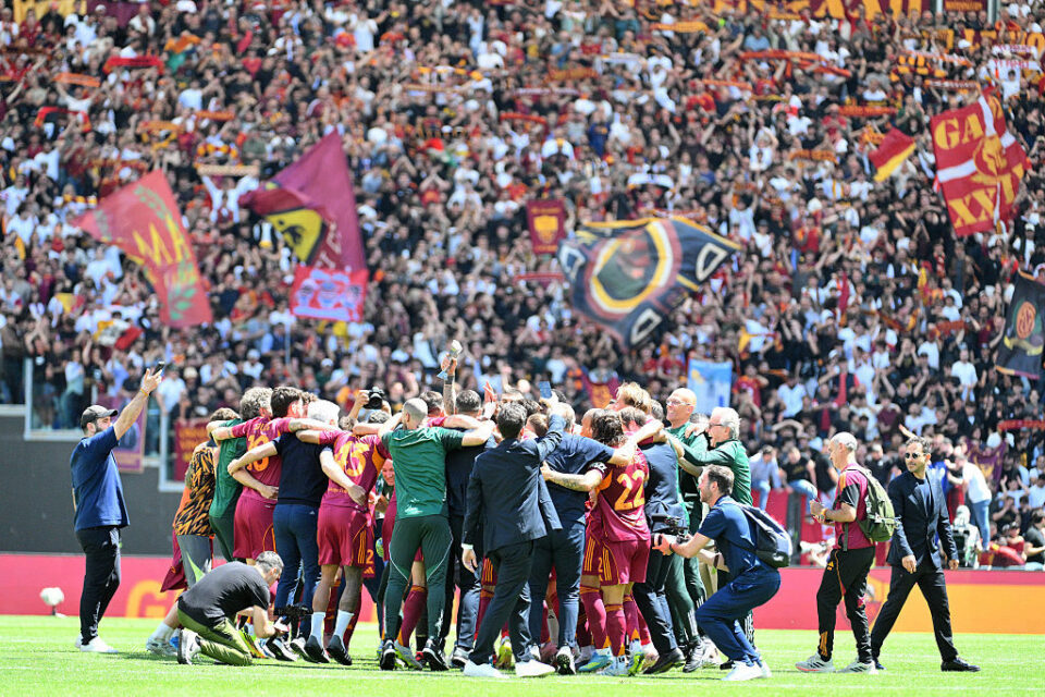 Lazio goalkeeping coach Viotti attempts to confront Roma fan after derby