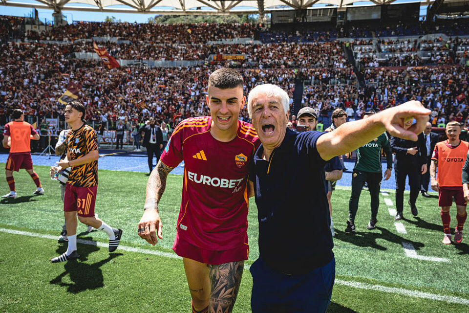 Gasperini celebrates with Curva Sud after derby victory, dancing to club anthem
