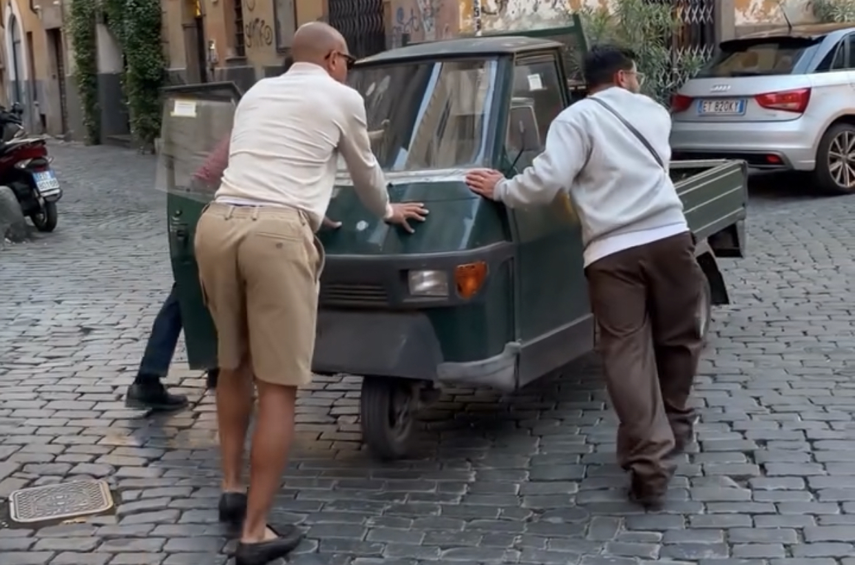 Malen does more than score: pushes the Giallorossi scooter in Trastevere