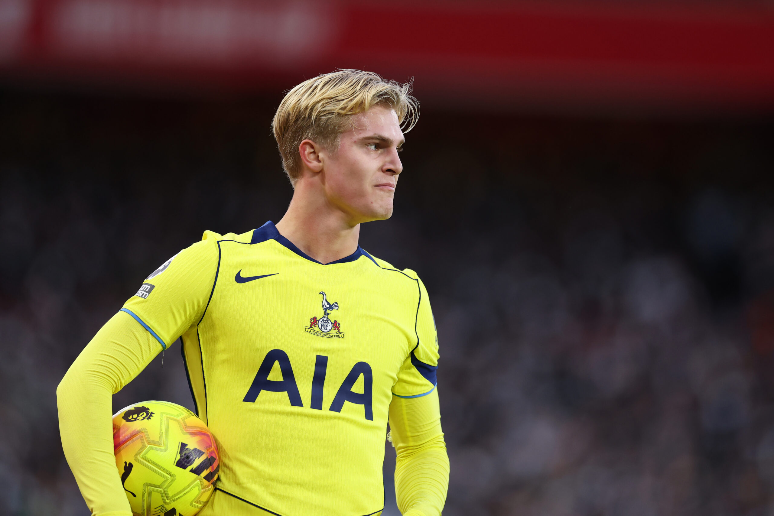 Roma Eyes Bergvall as Tottenham Demands High Fee Amid Fierce Competition