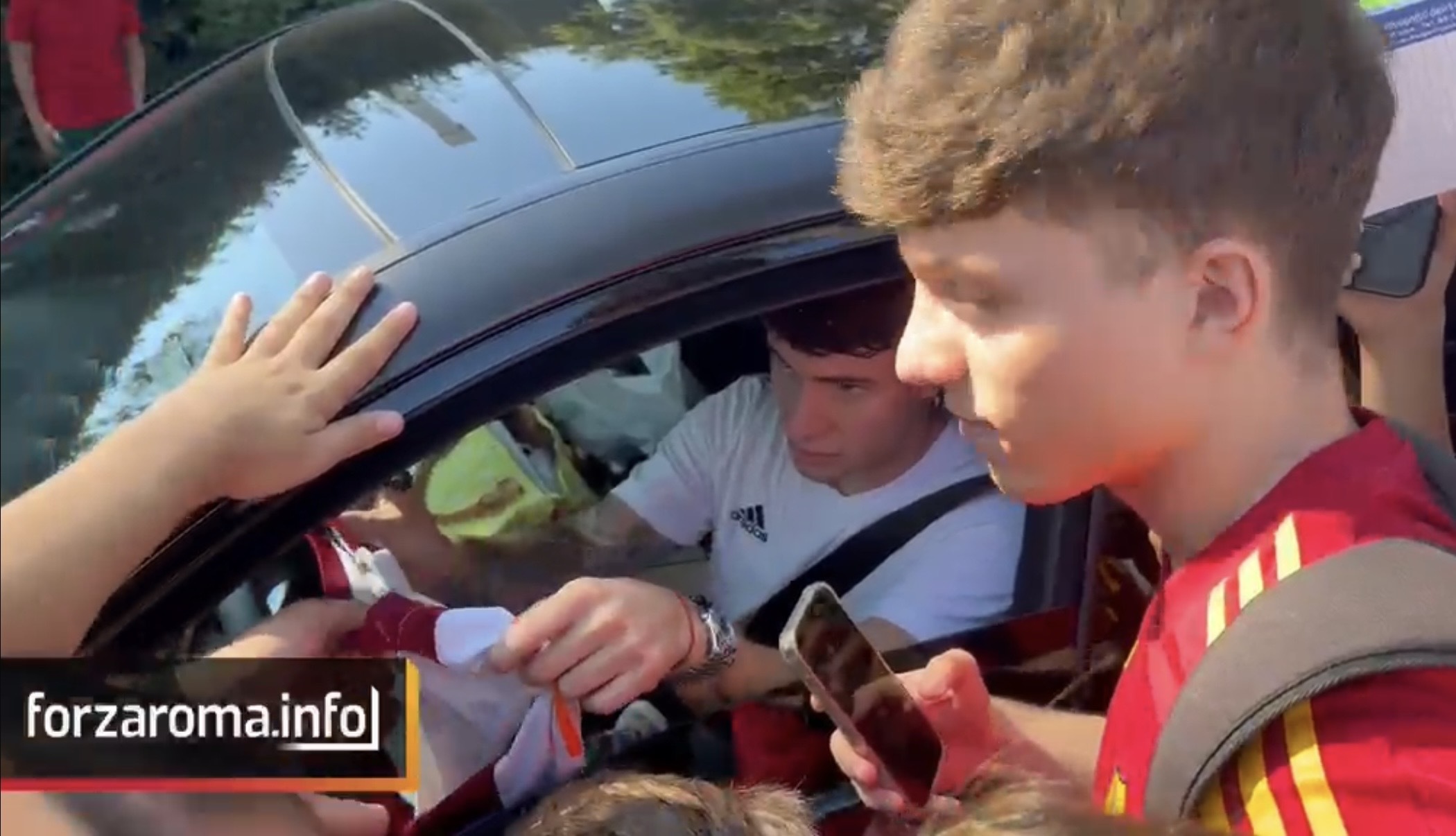 Ghilardi and Soulé arrive at Trigoria amid enthusiasm and autographs