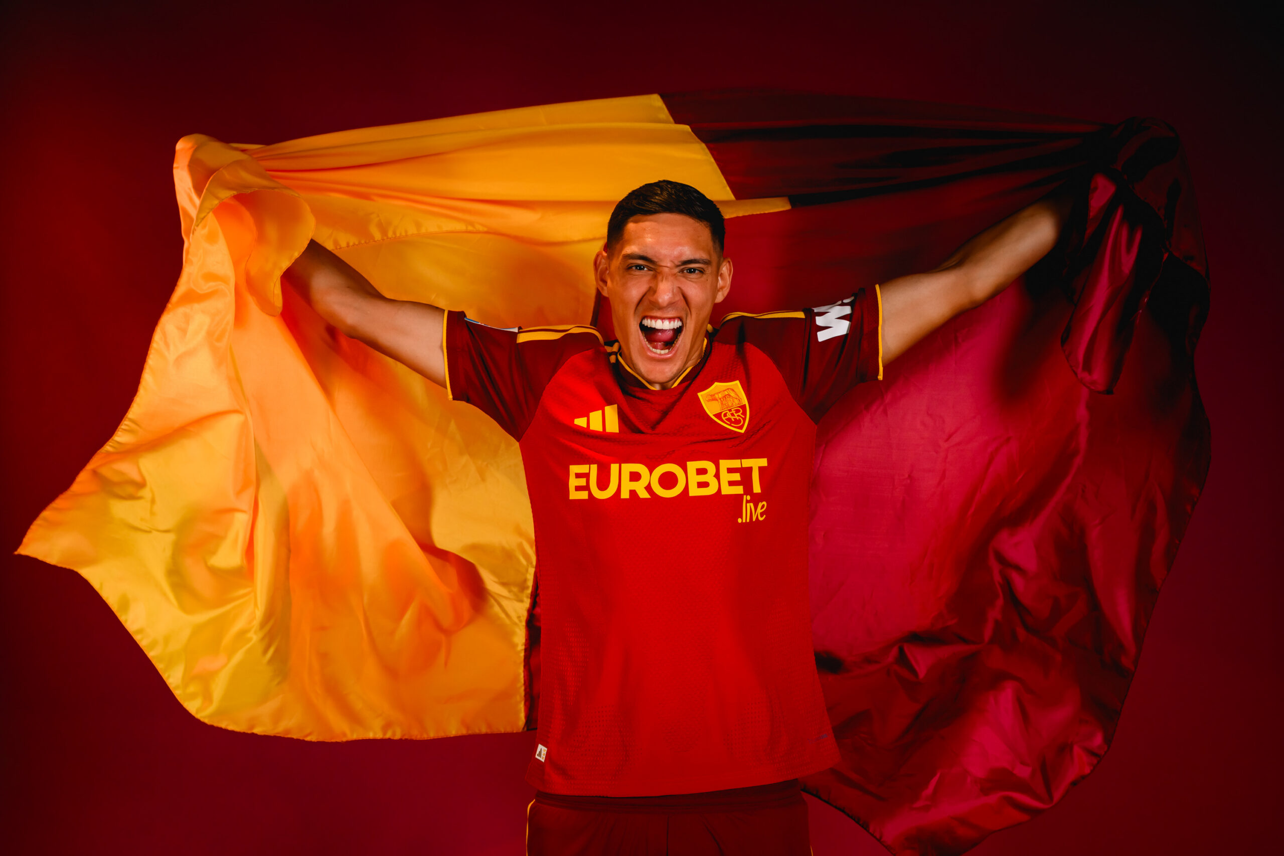 Molina Joins Roma: Argentine Defender Promises 'Everything on the Pitch'