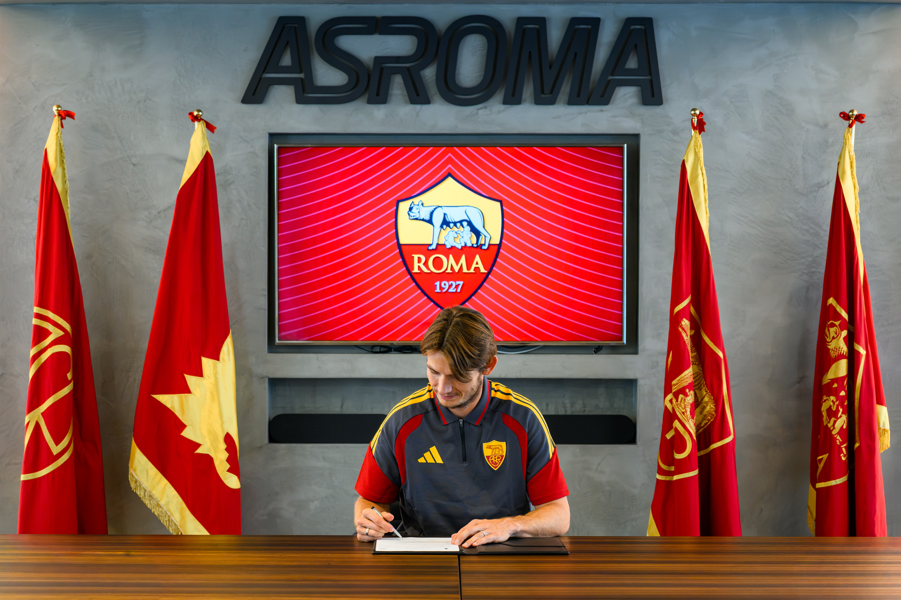 De Roon arrives for debut; fans require convincing
