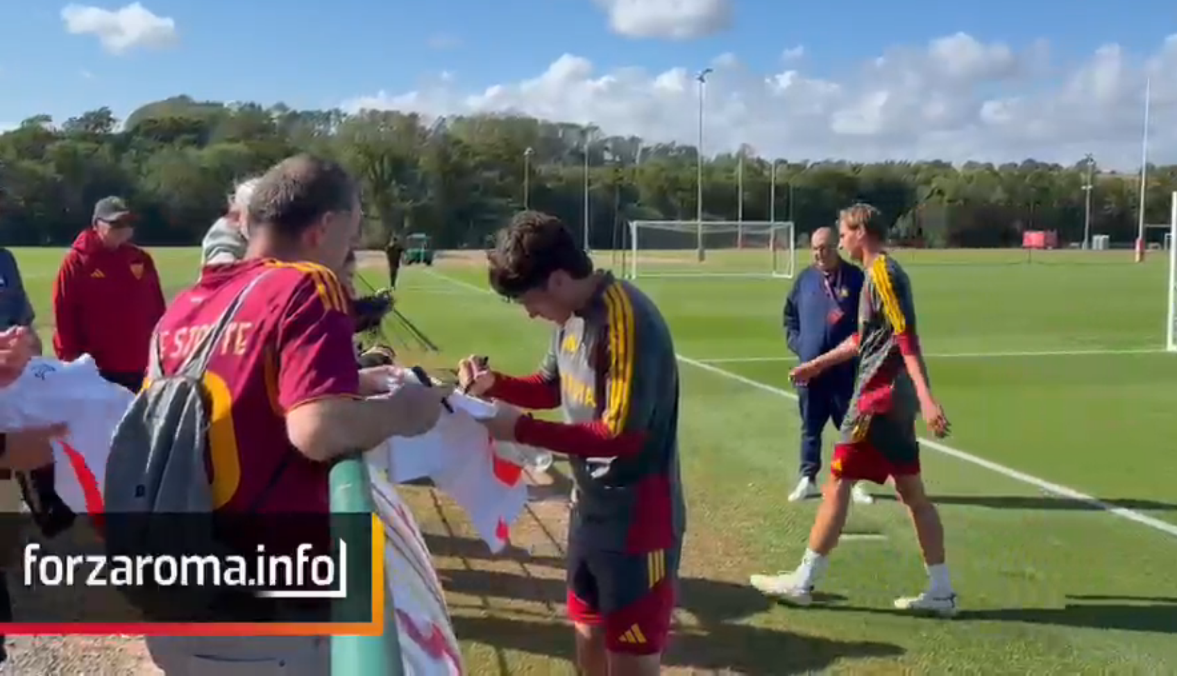 Roma meets fans in Cardiff with autograph session after training