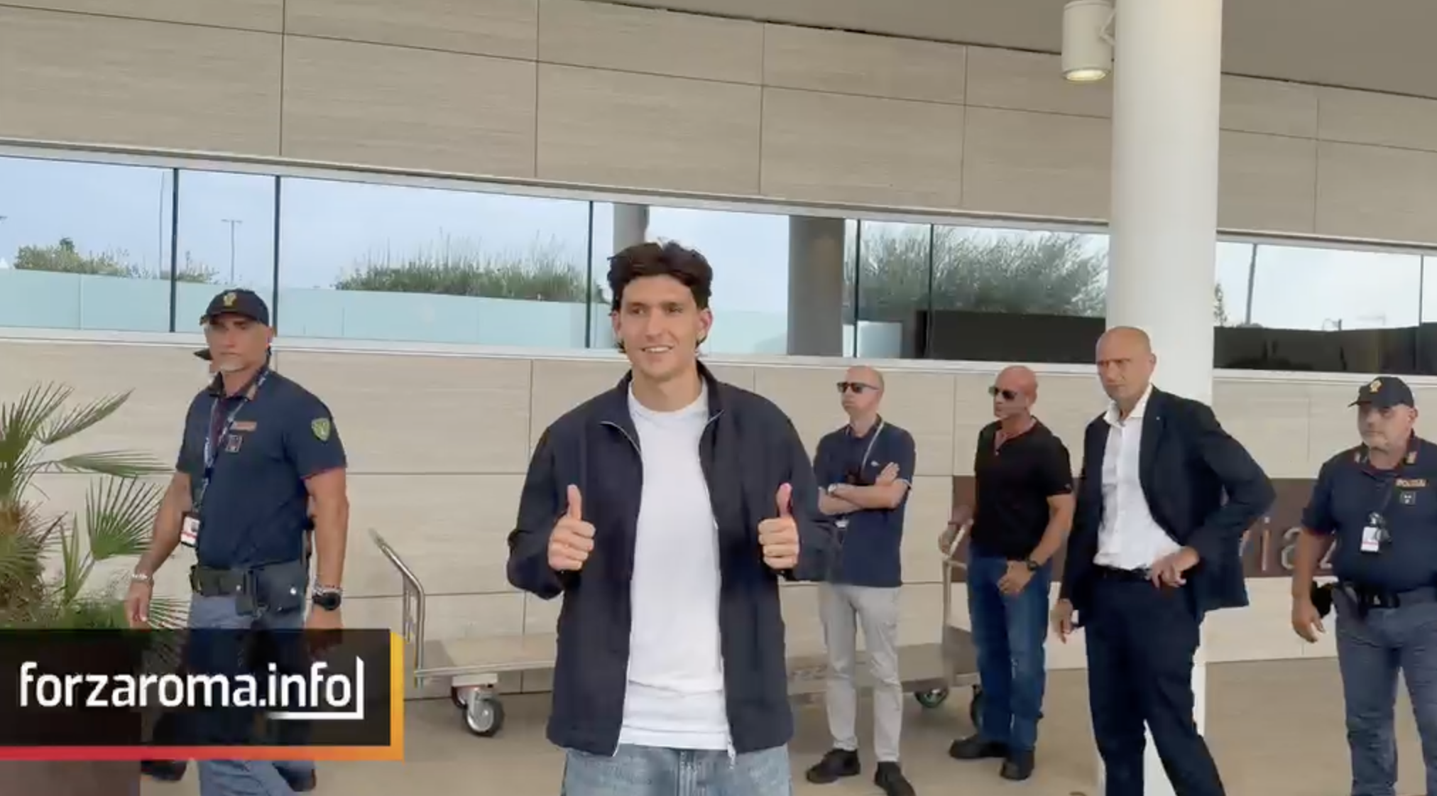 Balerdi arrives in Rome: first photos with Giallorossi fans at Ciampino