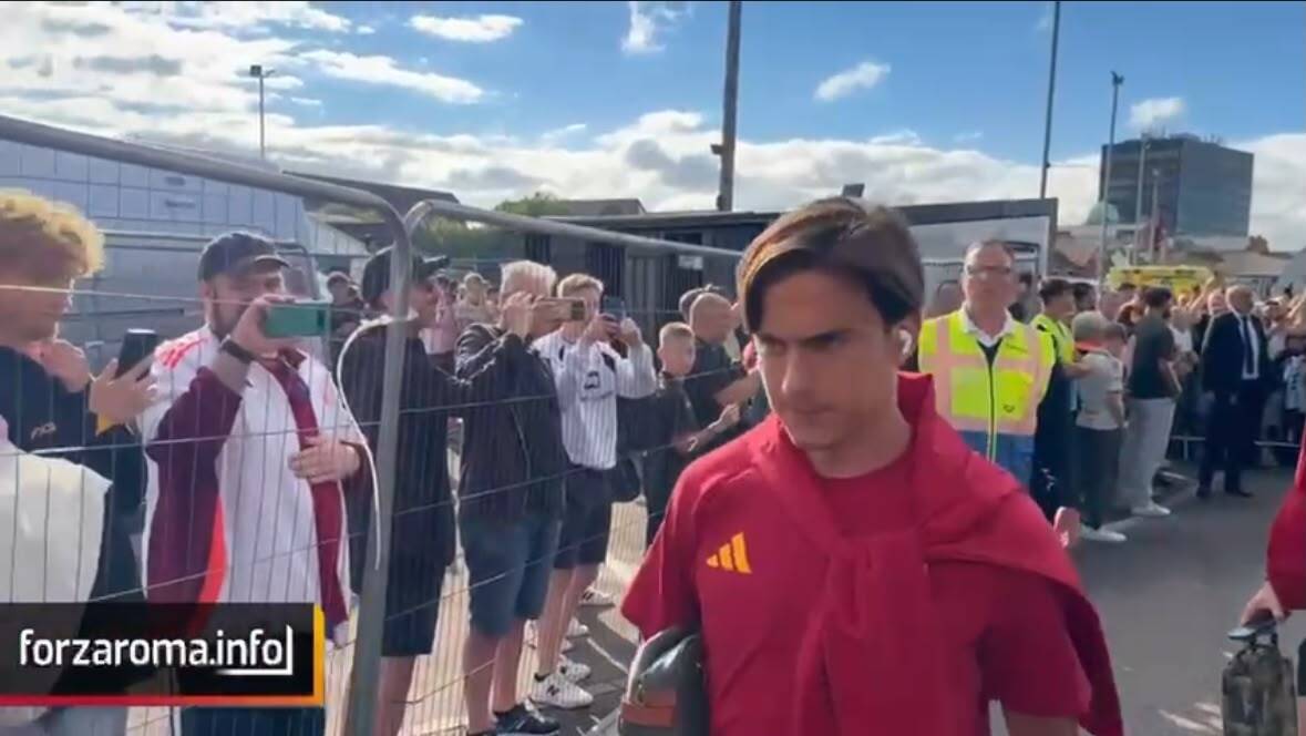 Dybala captivates Newport: special welcome for the Joya