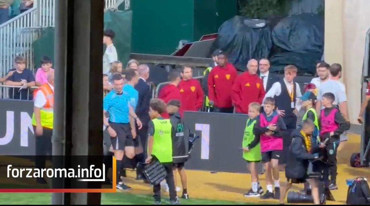 Team spirit: injured player follows Roma and celebrates victory