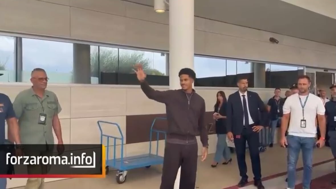 Oosterwolde è a Roma: primi autografi e sorrisi, comincia l'avventura giallorossa
