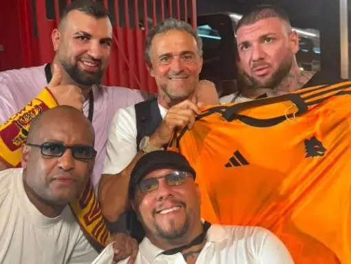 Luis Enrique remembers Roma: poses with giallorossi fans in club colours