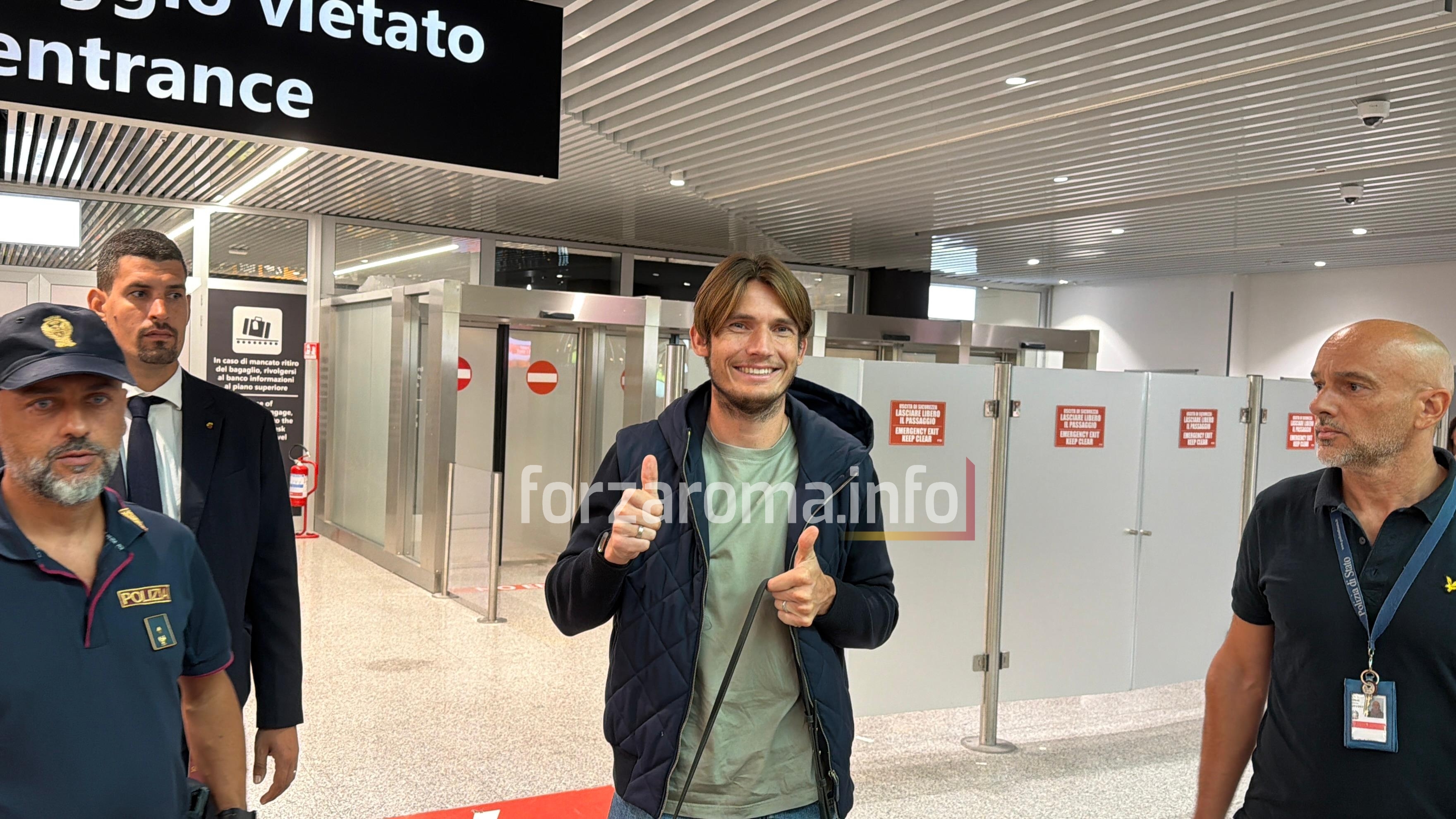 De Roon arrives at Fiumicino as Roma seal Dutch midfielder on quick deal