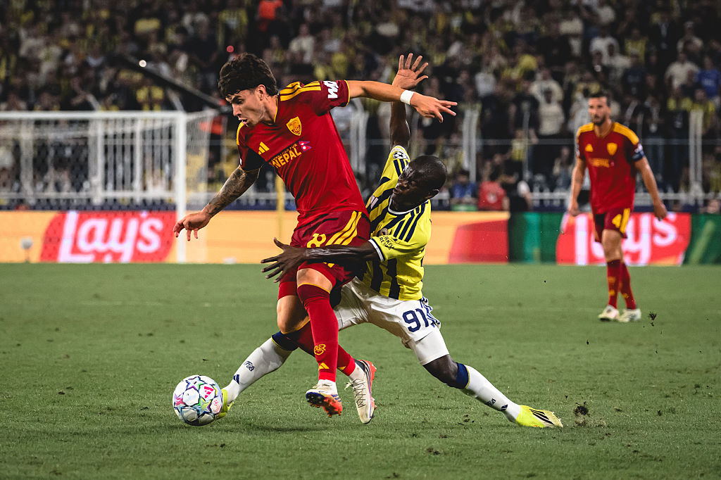 Roma show vulnerabilities in European debut as defensive flaws emerge