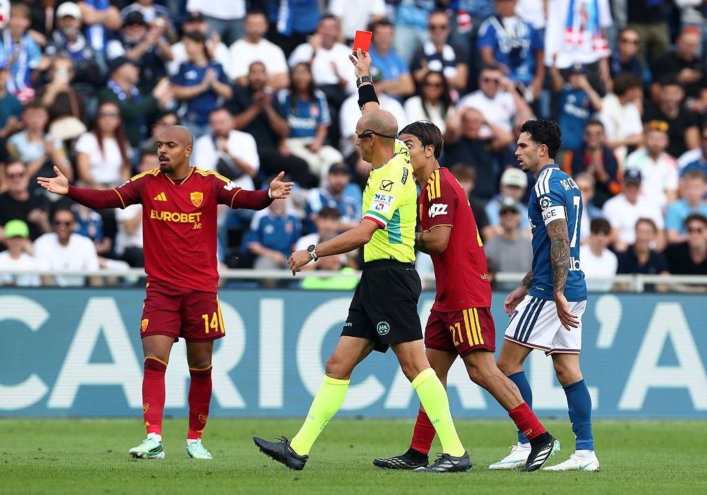 Malen sent off in controversial circumstances as Roma hold Como to earn a point