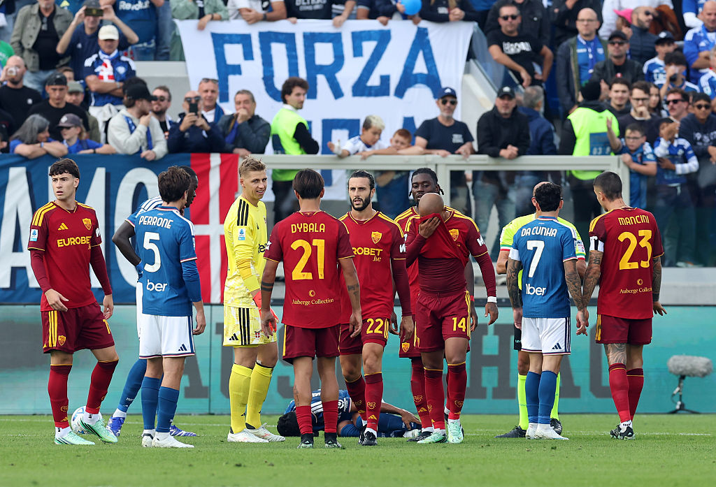 Roma hold Como to goalless draw despite second-half red card, stay two points behind Inter