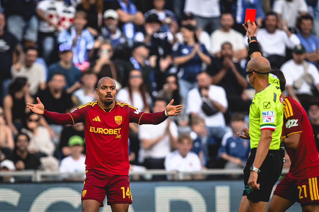 Roma hold firm at Como despite Malen red card