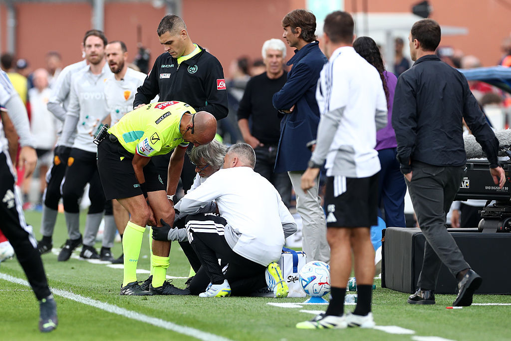 Referee Fabbri Forced Off With Knee Injury During Como–Roma, Malen Red Card Stands