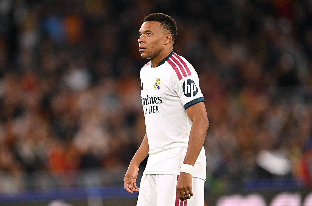 Mbappé exchanges friendly push with Koné before Roma–Real Madrid, with Cerci's son watching on