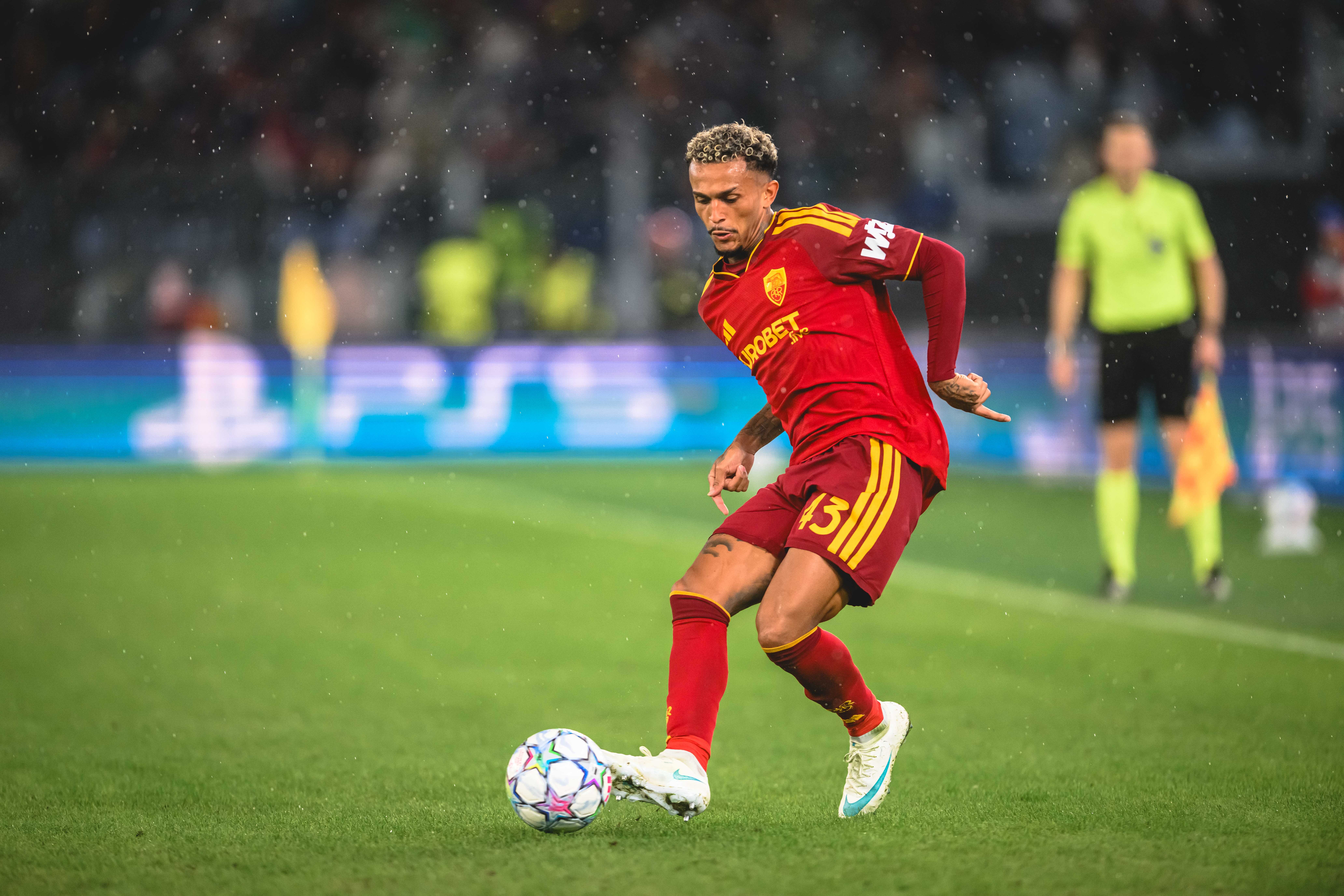 Manchester United eye Wesley as Premier League clubs circle Roma defender