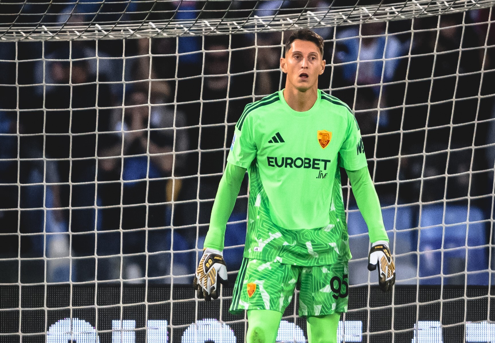 Gollini saves from Politano, then hugs him in Napoli-Roma