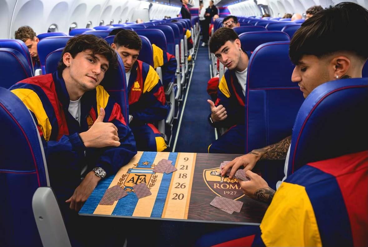 Argentine quartet of Balerdi, Castro, Soulé and Molina play cards on Udine flight