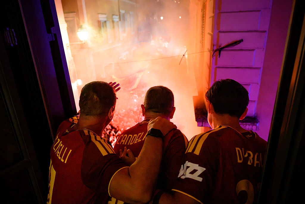 Sea of Giallorossi: Roma fans celebrate 99 years, Dybala watches from balcony