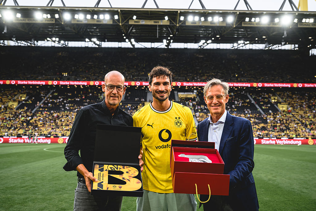 Hummels honoured at Signal Iduna Park ahead of Dortmund–Roma friendly