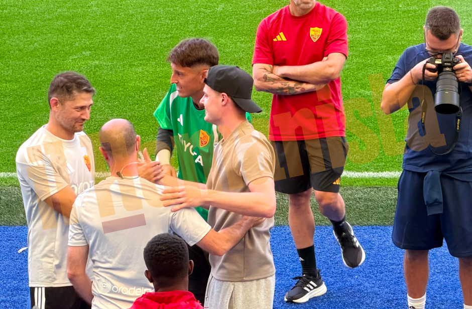 Ferguson greets Gollini ahead of Brighton–Roma friendly