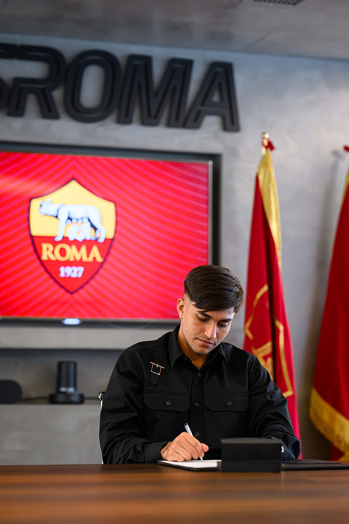 Castro completes Roma move: first images in giallorossi