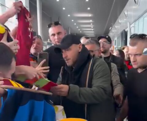 Totti receives royal reception in Poland: fans in frenzy with selfies and autographs