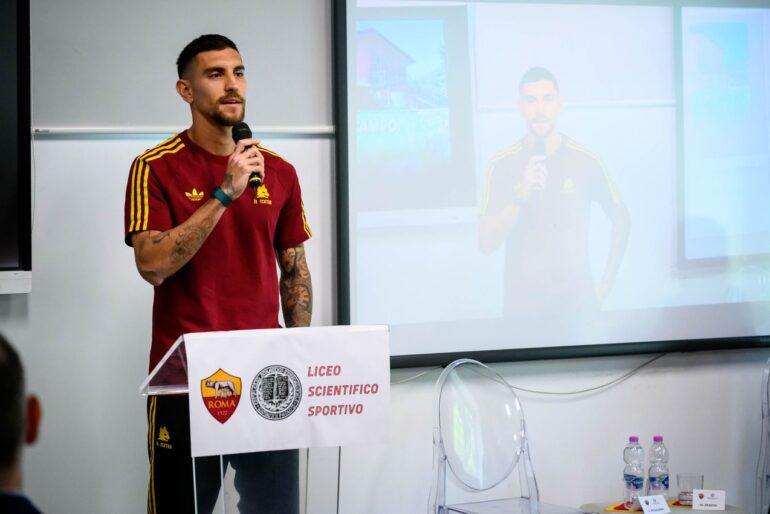 Pellegrini meets students at Trigoria, honours Roma badge
