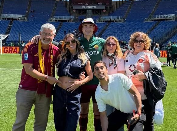 Roma defeats Lazio 2–0 in Derby della Capitale; Gasperini celebrates with players and families