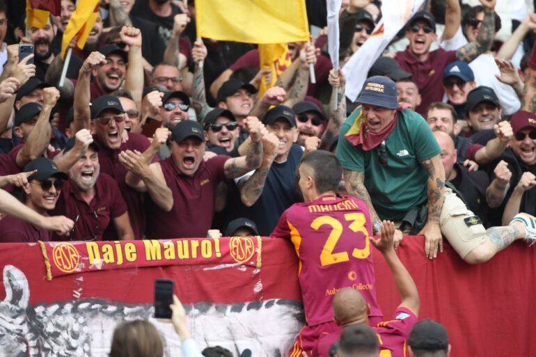 Curva Sud honour Mancini as Roma face Inter in Serie A clash