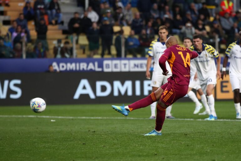Roma snatches dramatic late victory at Parma to keep Champions League hopes alive