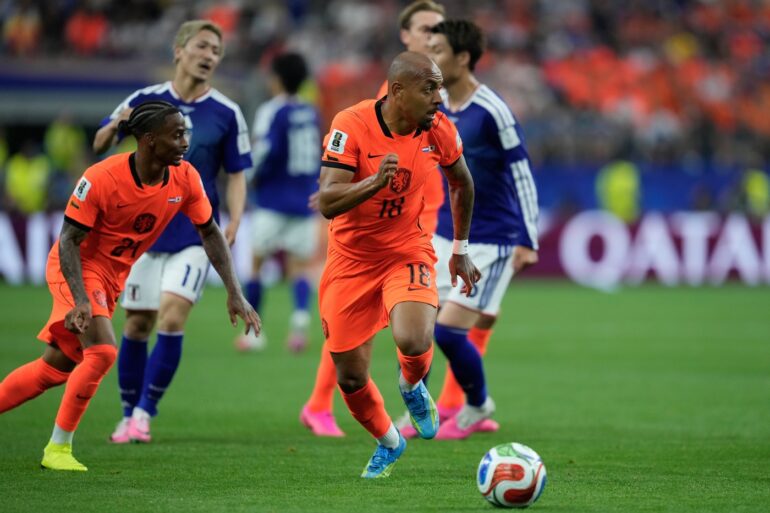 Malen struggles for Netherlands, midfielder backs him