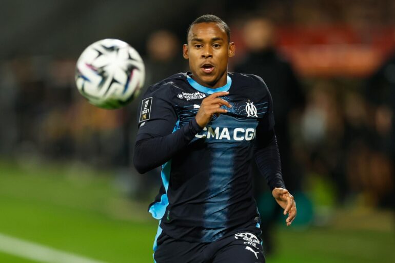 Roma move away from Paixao as winger prefers to stay at Marseille