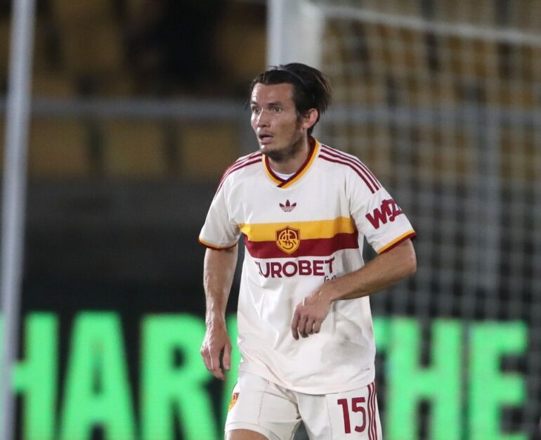 De Roon seeks advice from former Roma midfielder Strootman in social media moment