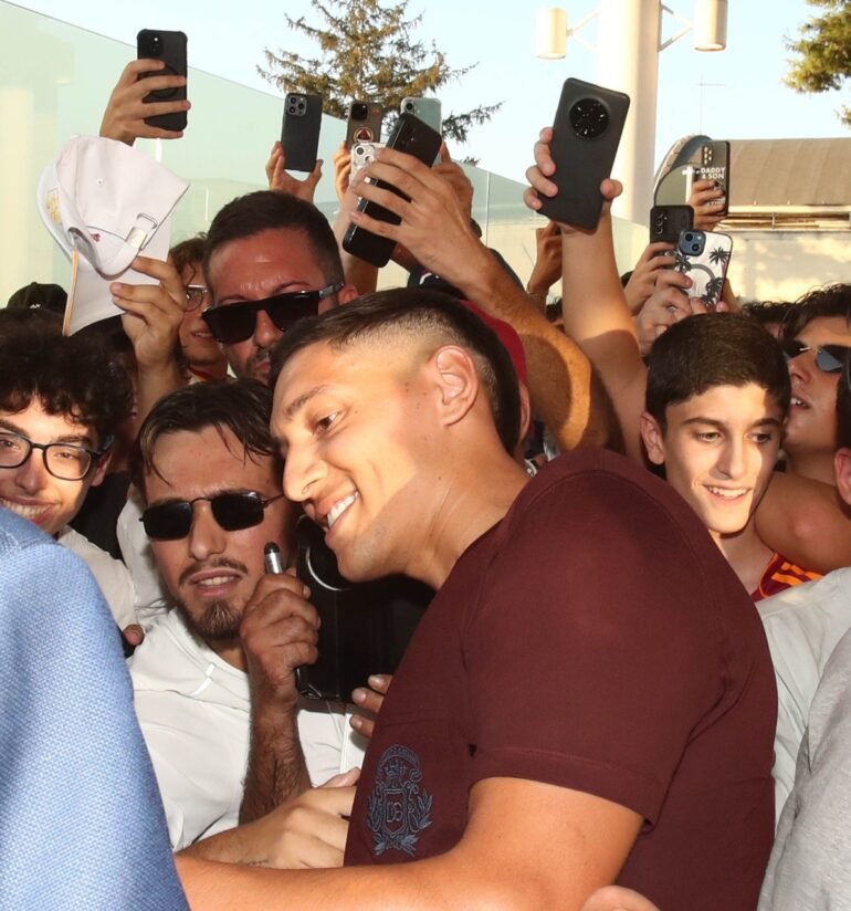 Molina completes Roma move as Mora deal hits stumbling block, Henrique talks stall
