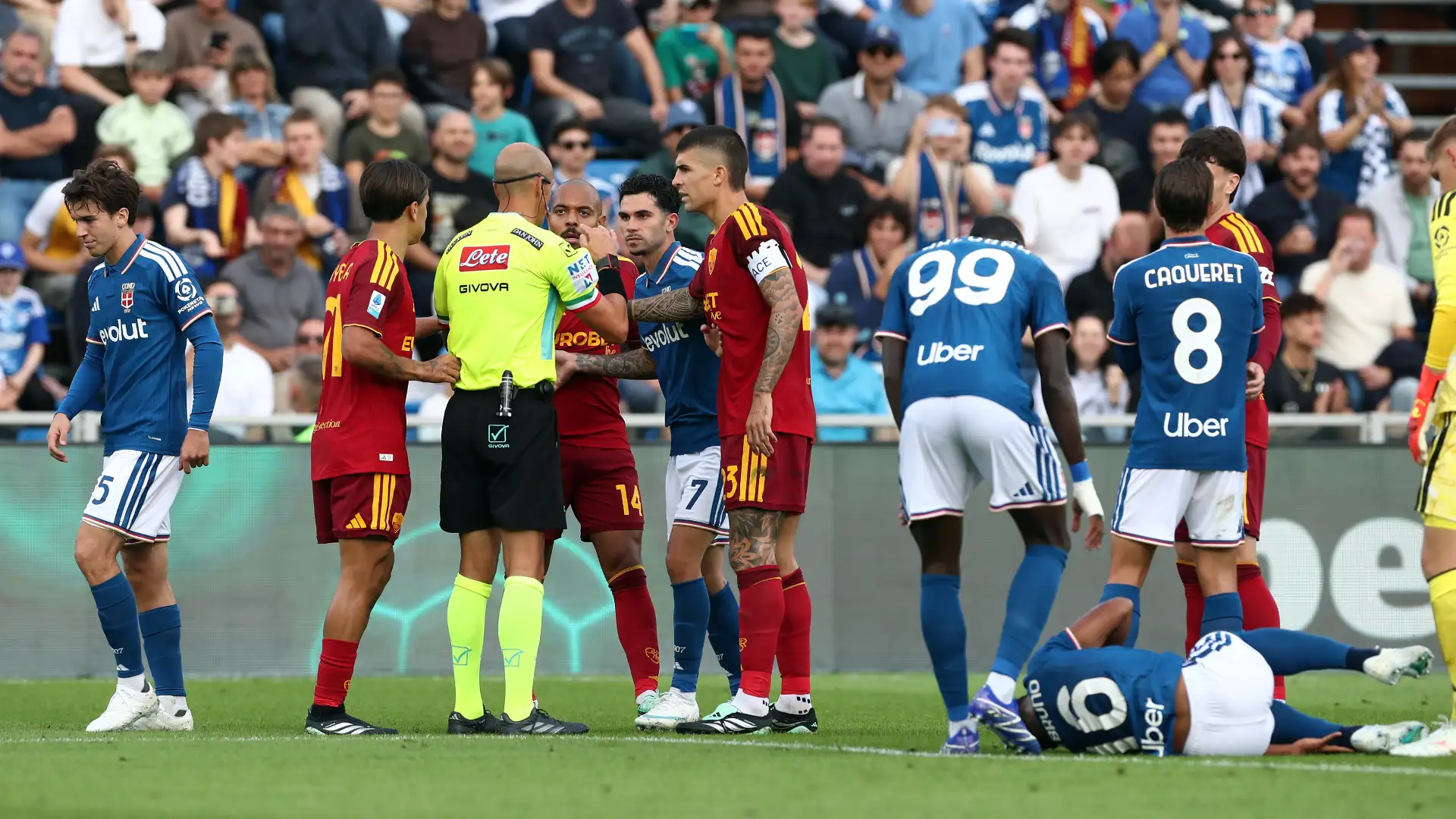 Roma hold out with ten men to draw 0-0 at Como; Pellegrini hits the post, Malen sent off
